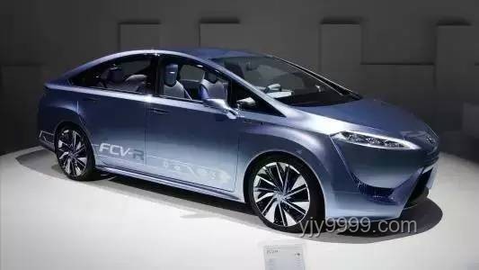 电动汽车 vs 燃油汽车：性能、环保与经济性全面对比分析